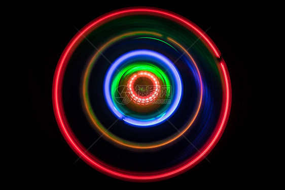 音乐概念深色背景上的Freezelight发光乙烯基或深色背景上带有发光抽象线条概念的转盘播放乙烯基俱图片