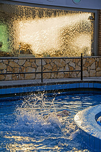 前景蓝色水池中游泳者溅水的抽象组合物图片