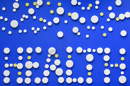 圆形片剂安排抽象孤立在蓝色背景设计的药丸健康的概念图片