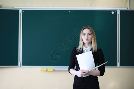 在黑板前上课的小学年少图片