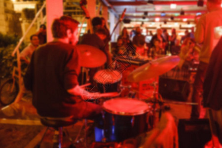 在户外夜爵士俱乐部的鼓架上打鼓机抽象背景图片