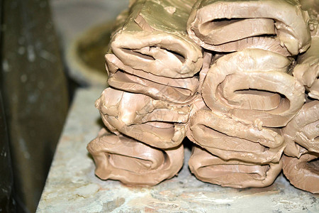 湿白粘土特写抽象的湿粘土在桌子上Sculptor用白粘土雕刻花盆产品黑暗的作坊陶艺瓦罐大师文化传统手工图片