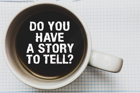 写笔记显示你有故事要讲的问题商业照片展示讲故事的回忆故事经历咖啡杯和黑咖啡在白纸上漂浮图片