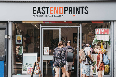 人们进入东伦敦东区印刷店图片