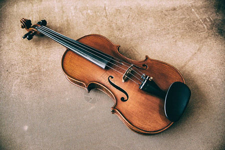 古典木制小提琴的抽象艺术设计背景放在木板上图片