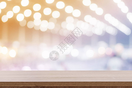 空木质桌和抽象的模糊图像背景显示产图片