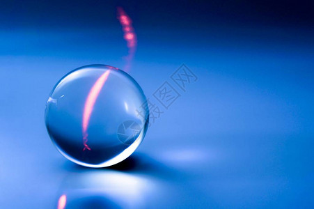 抽象蓝色的玻璃球图片