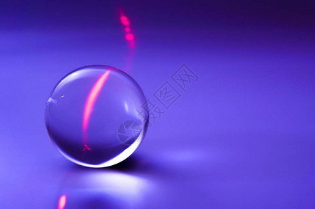 紫色紫色抽象光中的玻璃球图片