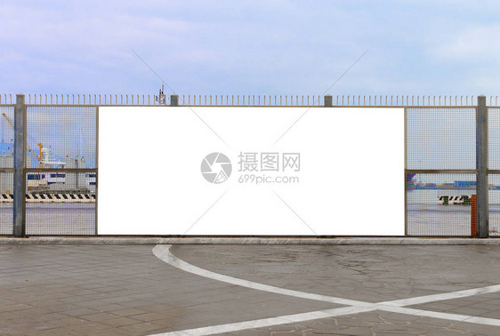一个空白的广告牌准备在港口围栏上做新的广告图片