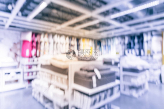 家具店的床上用品床单棉被羽绒被枕套的模糊抽象广泛选择在准备组装的家居饰品仓库中分散图片
