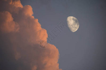 在天空背景的抽象满月图片