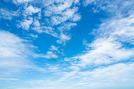 美丽的蓝天和白云抽象背景云景背阳光明媚的日子里图片