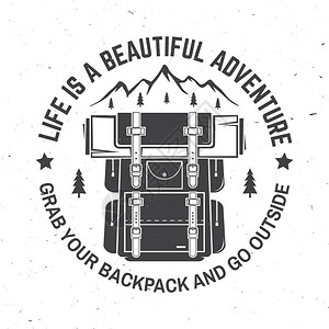 生活是一场美丽的冒险向量衬衫或标志印刷品邮票或T恤的概念带有背包山脉和森林轮廓的复古排版设计背上你的图片