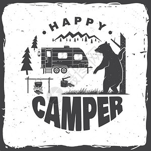 快乐的露营者矢量图衬衫或标志印刷品邮票或T恤的概念带有露营拖车熊篝和森林剪影的背景图片