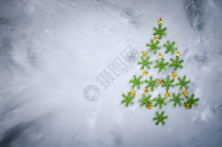 圣诞贺卡与地方为您的文本装饰绿色雪花以圣诞树的形式放置在图片