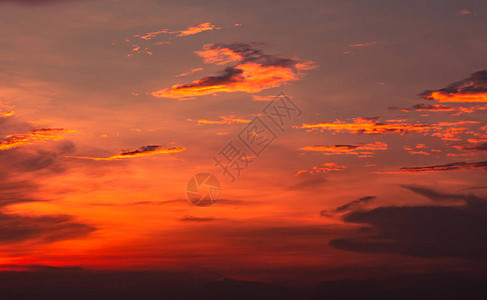 戏剧红色和橙色天空和云彩抽象背景在日落天空的红橙色云彩温暖的天气背景黄昏天空的艺术图片日落抽象背景黄图片