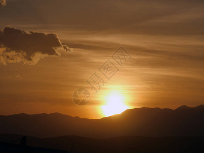 金色的夕阳天空抽象图片