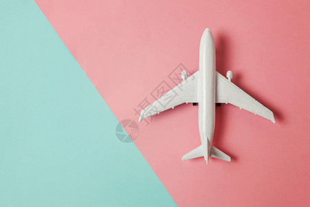 简单平躺设计微型玩具模型平面蓝色和粉红色柔和的彩色纸时尚几何背景乘飞机度假夏季周末海上图片
