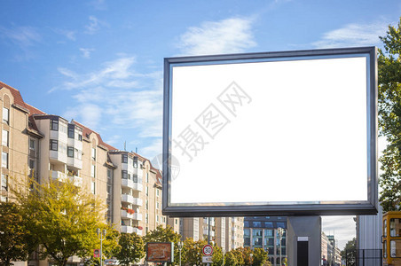 路边公共广告的广告牌空白文字空间蓝天和城市背图片