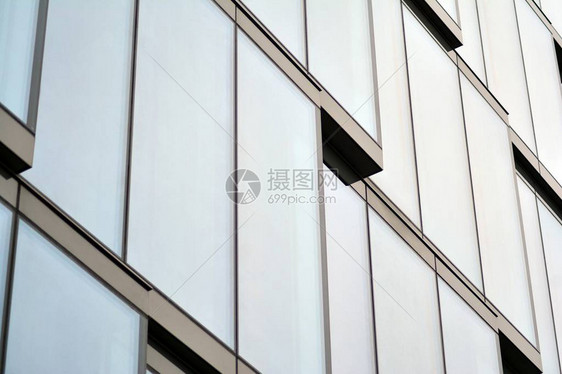 现代办公大楼的表面碎片玻璃墙外面有抽象图片
