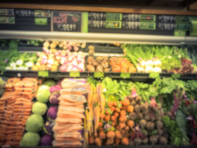 在杂货店冷却器展出的新鲜蔬菜的抽象广泛选择中图片
