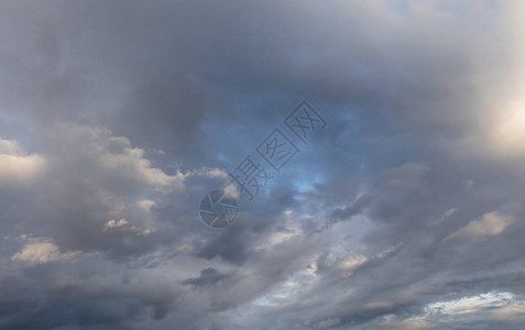 模糊的抽象自然背景与浅蓝色调的云用于背景的图片