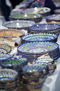 明亮的东方彩盘正宗的民族风格手绘菜肴东方集市上漂亮的碗和盘子明亮的背景说明了图片