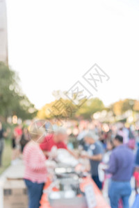美国德克萨斯州达拉斯附近的教堂节上的抽象服务线模糊参加社区活动和施汤厨房的多元化和多元文化人士的长图片