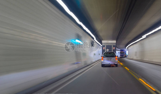 穿透深色隧道的交通抽象图片