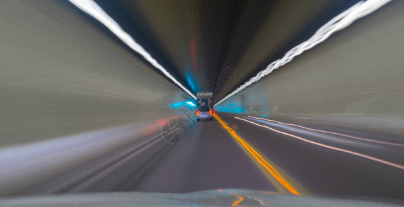 穿透深色隧道的交通抽象背景图片