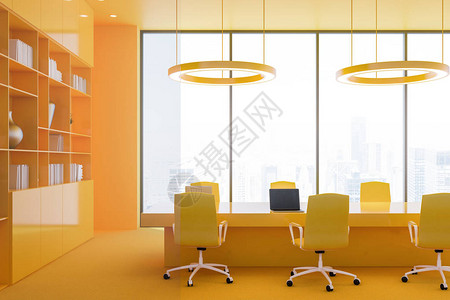 办公室会议室的侧视图有黄色的墙壁和地板全景窗户带黄色椅子和黄色书柜的长桌图片