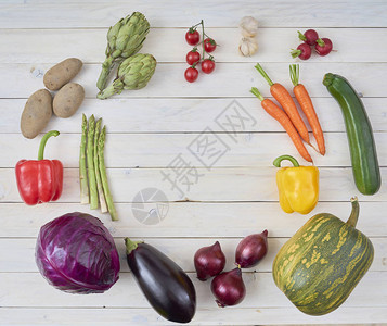 白色木制背景上的海报和健康食品菜单的蔬菜顶部视图有机农产品素食蔬图片