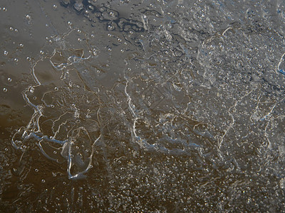 结冰的水结构泡影里面有抽象裂缝的碎冰柱块细节丰富图片