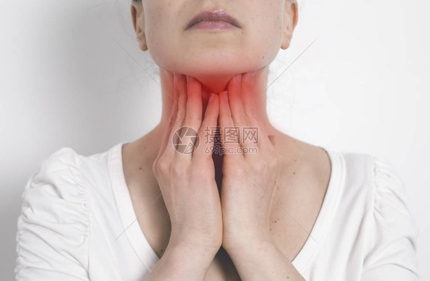 心绞痛一个女人捂着喉咙痛发炎的甲状腺图片