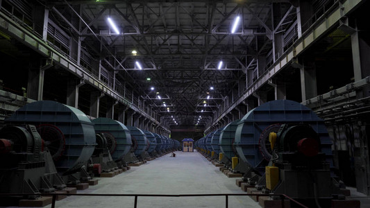 生产通风系统的工业车间或机库金属加工厂抽象背景与大量设备和机械工厂或图片