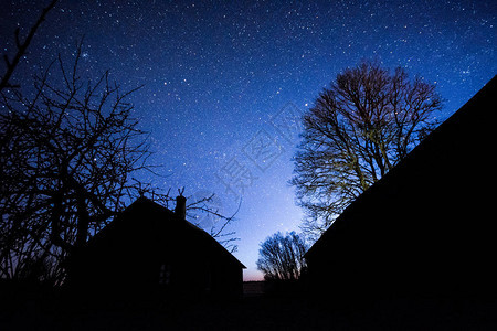 老楼上的星空背景图片