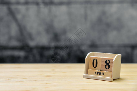 4月8日木制日历上老式木抽象背景使用作为背景的通用日概念图片
