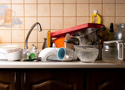 厨房的洗碗池里有很多脏盘子图片