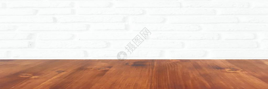 白砖墙上隔离的水洗橡木镶地板图片