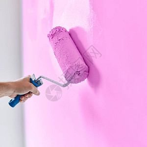 带油漆滚筒的男手绘墙粉刷公寓用薰背景图片
