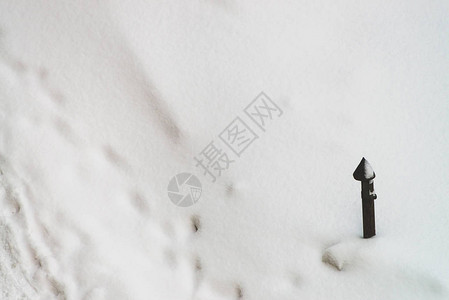 白雪上的鞋子痕迹雪堆上的靴子轨迹白雪皑的人行道带纹理的冬季背景有复制空间的积雪的地窖抽象简约的雪天纹理图片