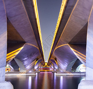 夜间桥梁线条的抽象照片图片