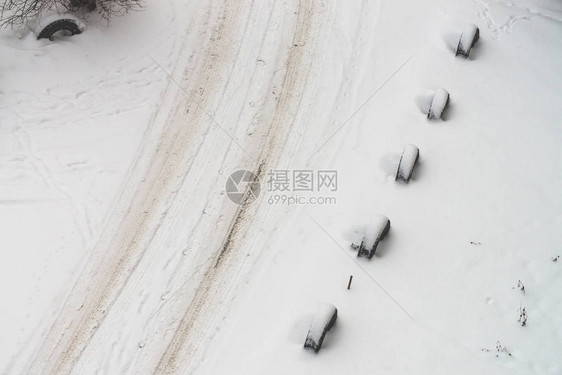 白雪皑的道路旧轮子的围栏轮胎的栅栏带纹理的冬季背景抽象简约的雪天纹理脏雪中的汽车轨道从上面查看雪地上的人图片