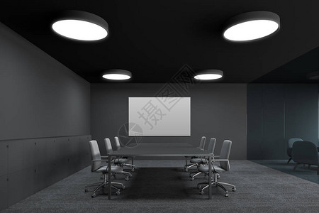 会议室内部有灰色的墙壁铺有地毯的地板带椅子的长桌和墙上的水平海报讨论和谈判的概念3图片