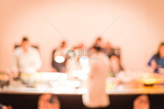 抽象模糊服务员在大型宴会厅的自助餐台上值班商务会议会议酒店会议中心活动的室内餐饮美食派对多民族的图片