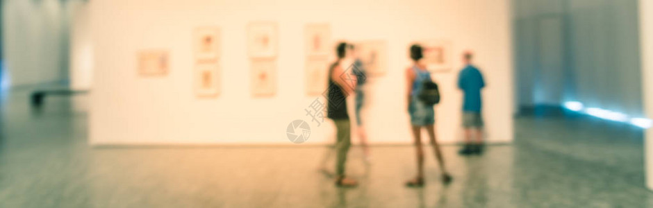 全景视图模糊了人们在美国参观艺术展的图像画廊抽象散焦模图片