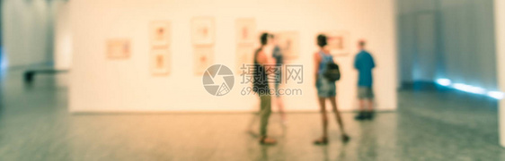 全景视图模糊了人们在美国参观艺术展的图像画廊抽象散焦模图片