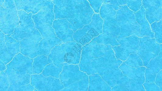 抽象美丽的浅蓝色背景表面有轻微裂纹旧油漆的质地蓝色土壤干旱破裂纹理和背景全球蠕虫效应矿物图片