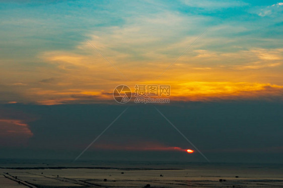 美丽的夕阳天空海滩日落暮色大海和天空黄昏的热带海戏剧黑暗和蓝色的天空平静的大海日落抽象背景黄昏的天空平静图片