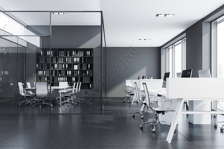 时尚的会议室内部配有玻璃和灰色墙壁瓷砖地板带椅子的长白桌黑色书柜和开放空间区图片